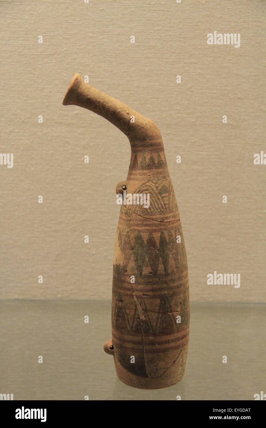 Vaso en forma de cuerno, 11th siglo A.C., que se encuentra en una favissa  de un templo filisteo en Tel Qasile, en exhibición en el Museo Hecht, de la  Universidad de Haifa