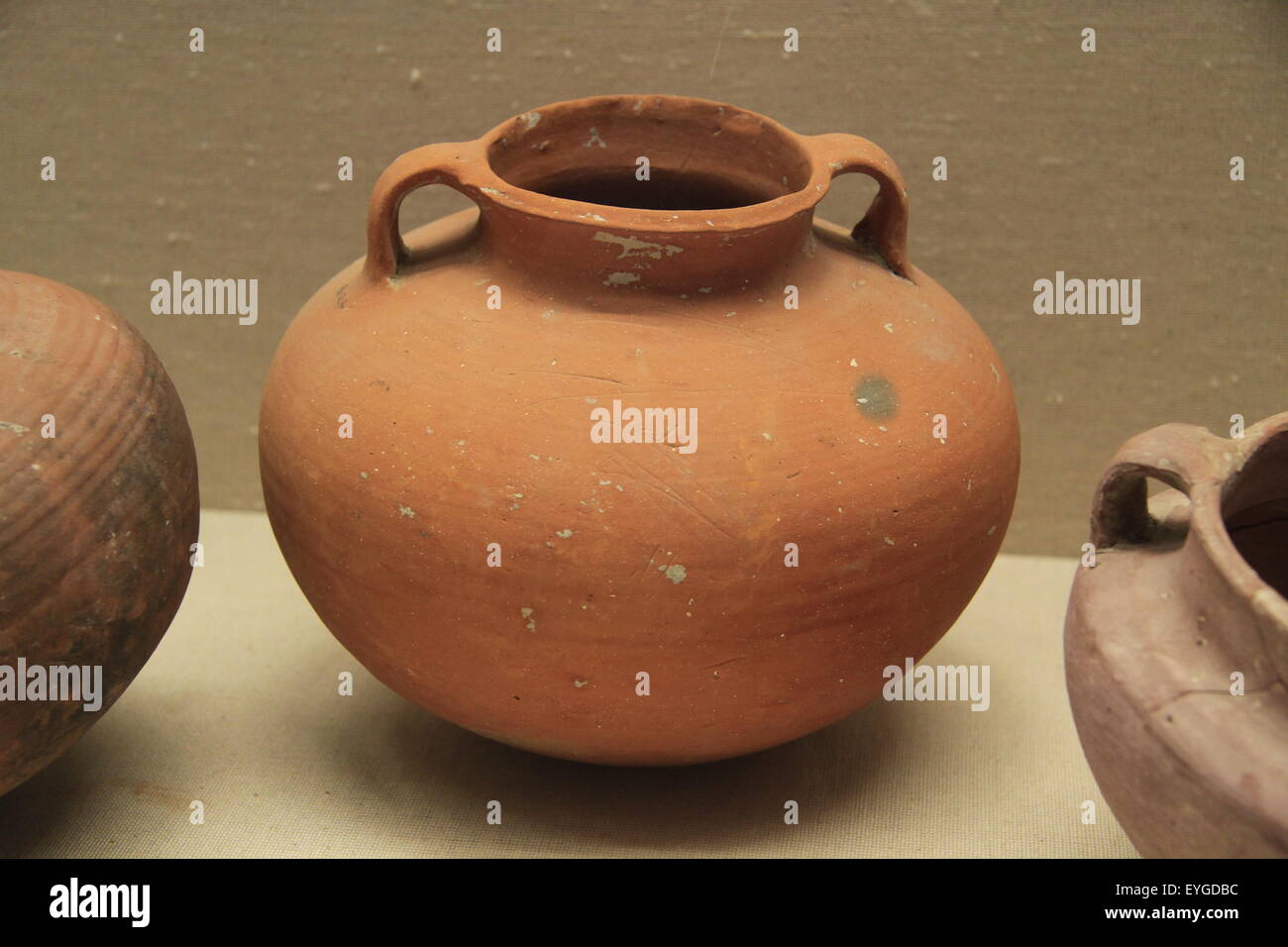 Una olla de barro, siglo I A.C.-1ST CENTURY AD, encontrados en las excavaciones del Monte del Templo, en Jerusalén, en exhibición en el Museo Hecht, de la Universidad de Haifa Foto de stock