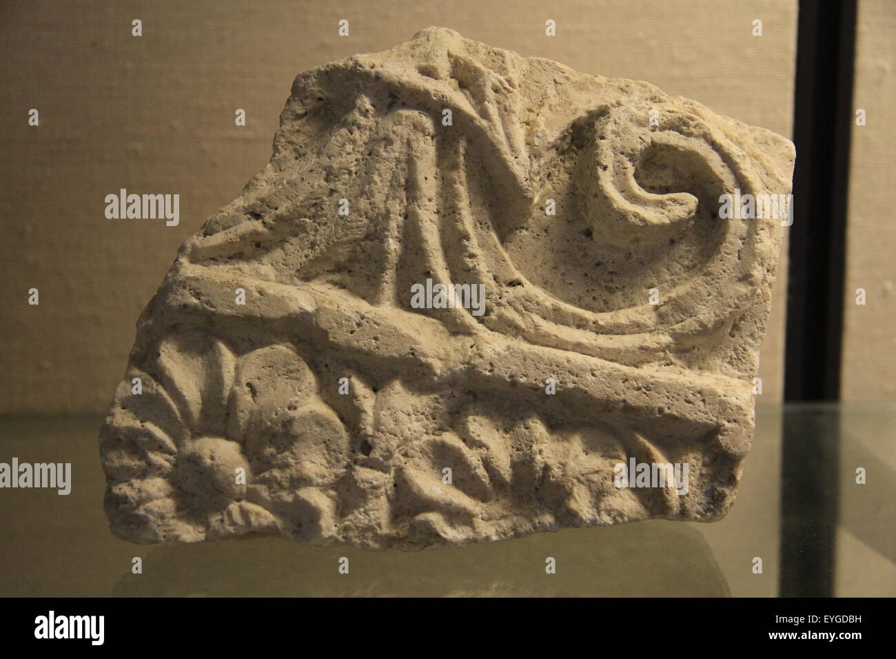 Un fragmento de piedra tallada, probablemente de Hulda gate, siglo I d.C., encontrados en las excavaciones del Monte del Templo, en Jerusalén, en exhibición en el Museo Hecht, de la Universidad de Haifa Foto de stock