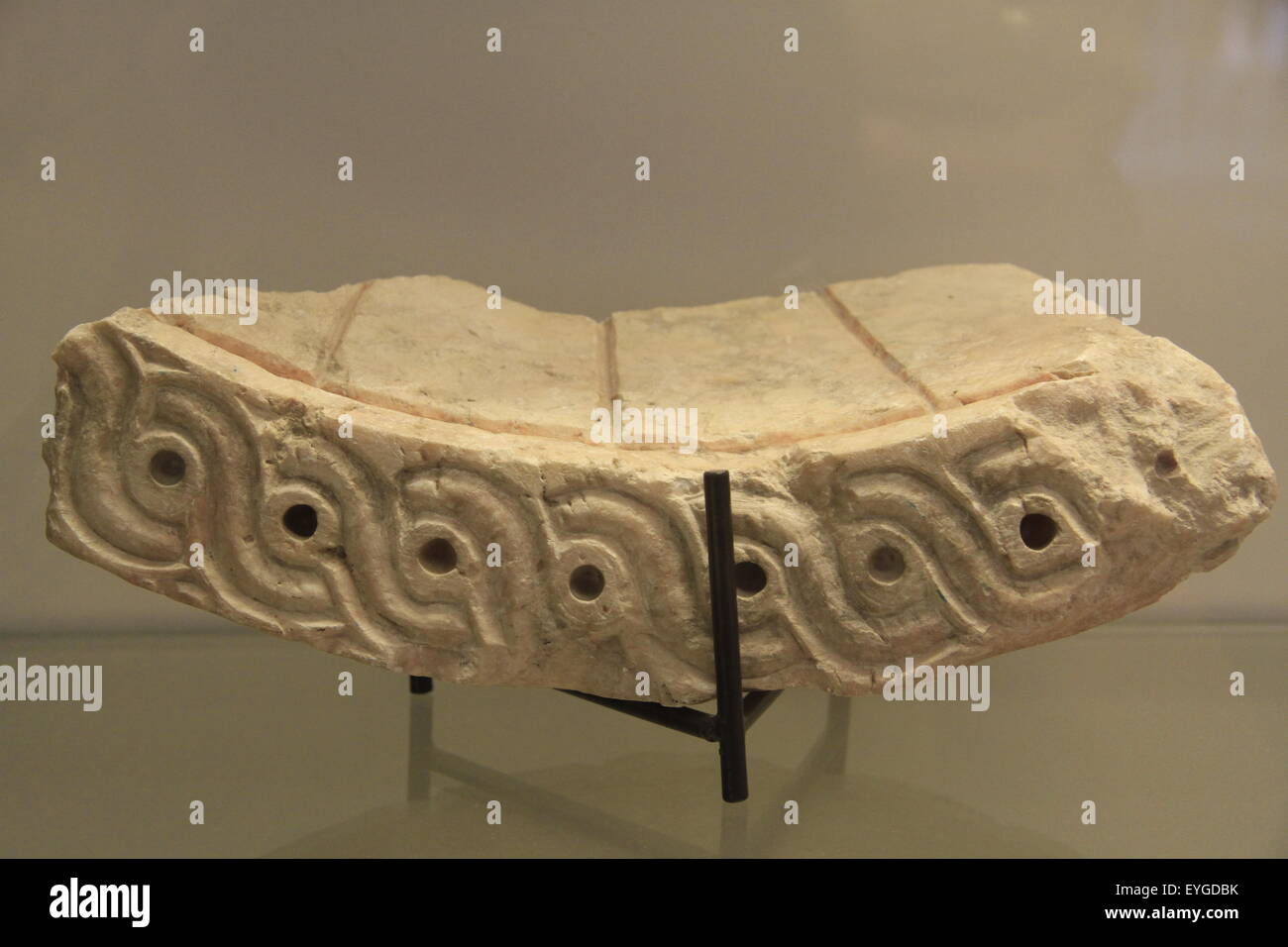 Un fragmento de piedra un reloj de sol, siglo 1 D.C., desde el Monte del Templo, en Jerusalén, en exhibición en el Museo Hecht, de la Universidad de Haifa Foto de stock