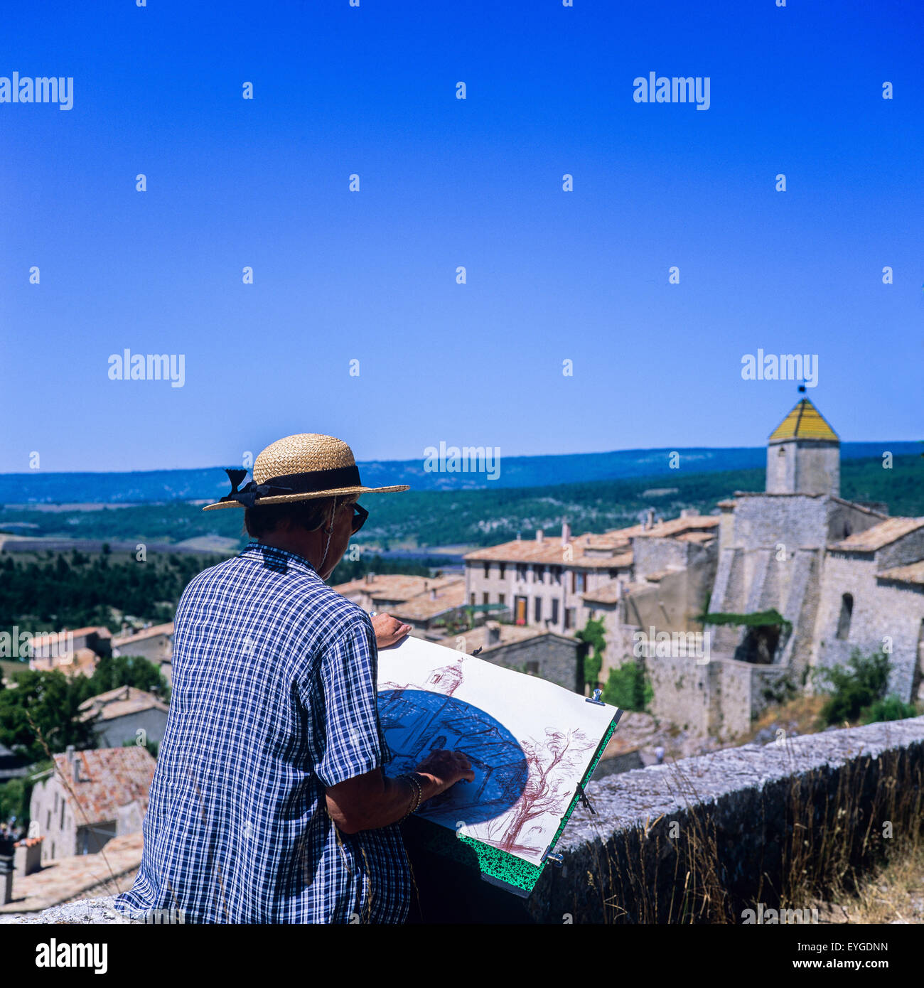 Mujer de mediana edad dibujo Aurel posado aldea, Vaucluse, Provence, Francia, Europa Foto de stock