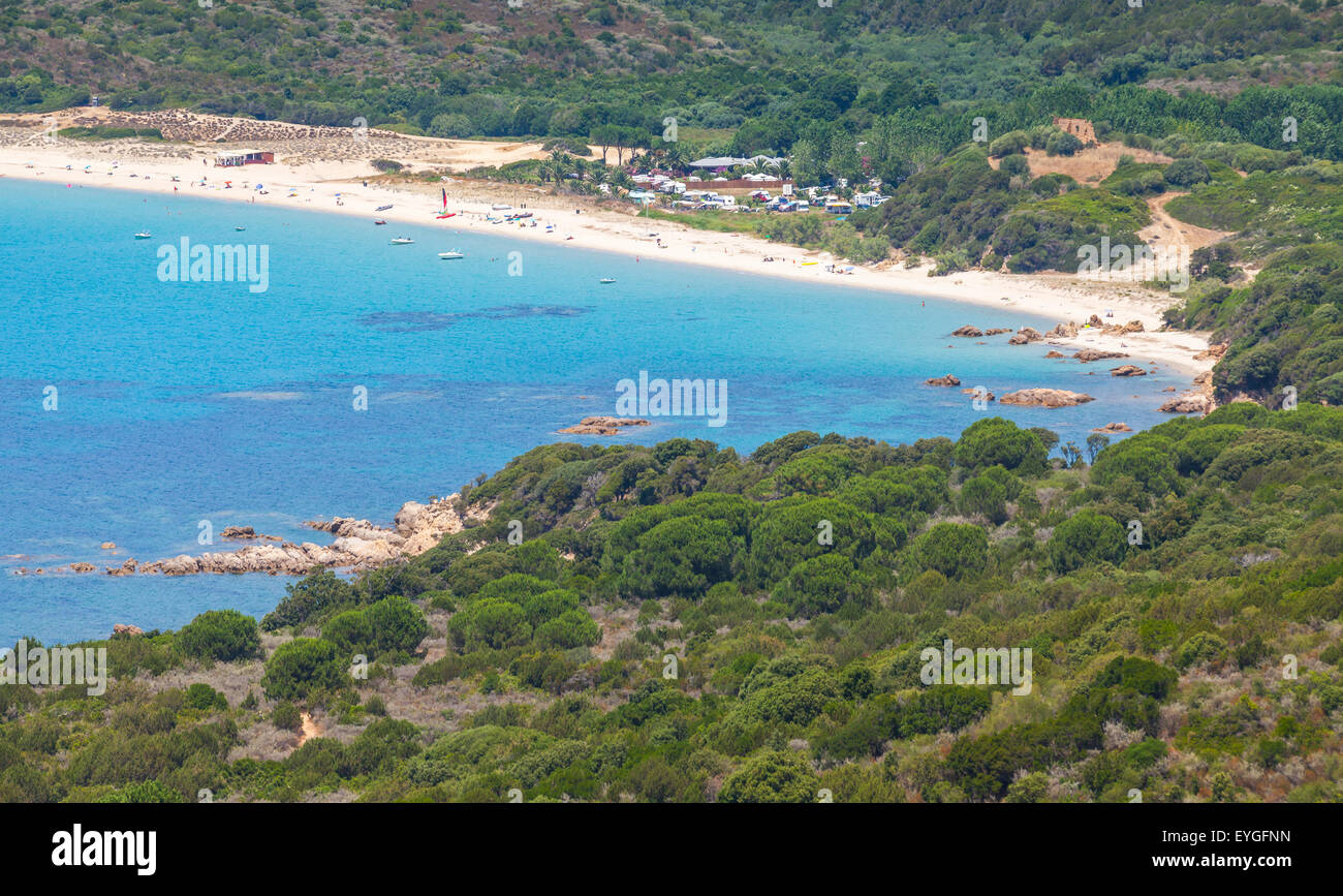 Córcega del Sur, el verano brillante paisaje costero con playa de arena, vista panorámica Foto de stock