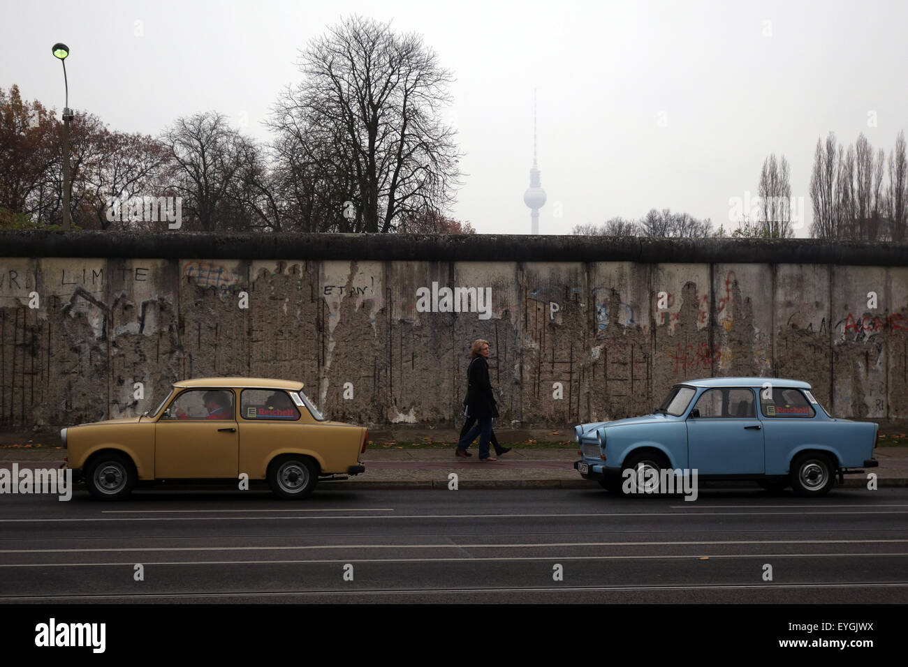 Berlín, Alemania, parte de la antigua muralla en Bernauer Strasse Foto de stock