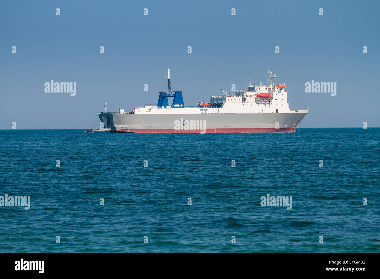 Contenedor de carga grande buque en el mar esperando Harbor Freight Foto de stock
