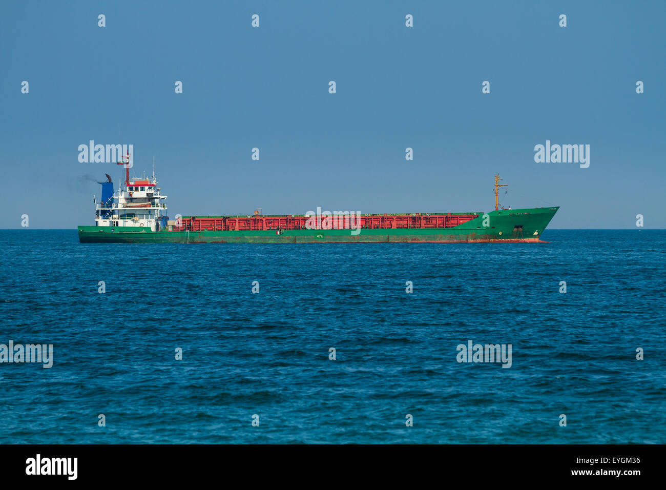 Contenedor de carga grande buque en el mar esperando Harbor Freight Foto de stock