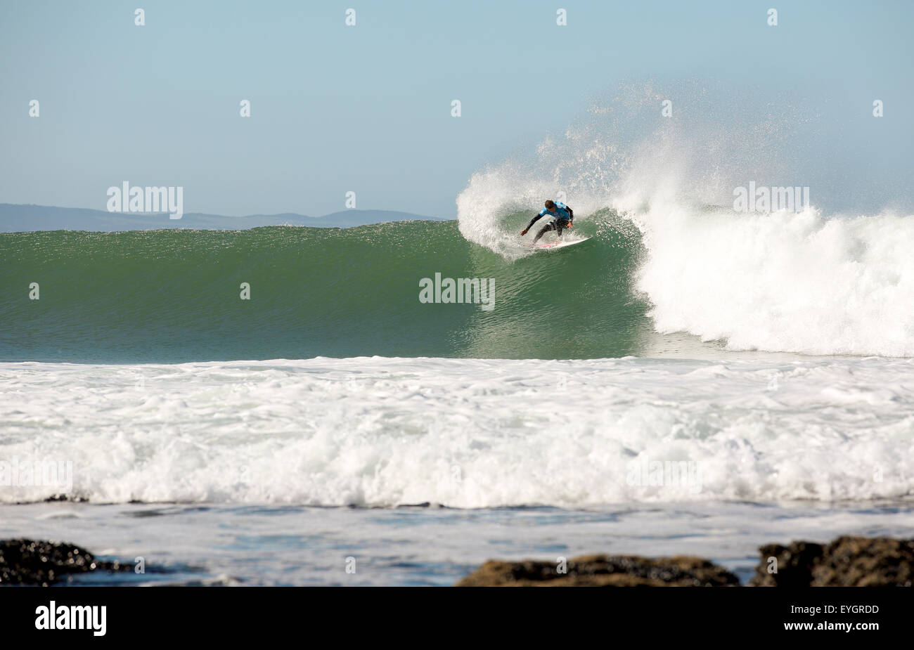 Surfista australiano Julian Wilson surfeando una ola durante el 2015 Jeffreys Bay, Sudáfrica abierto Foto de stock