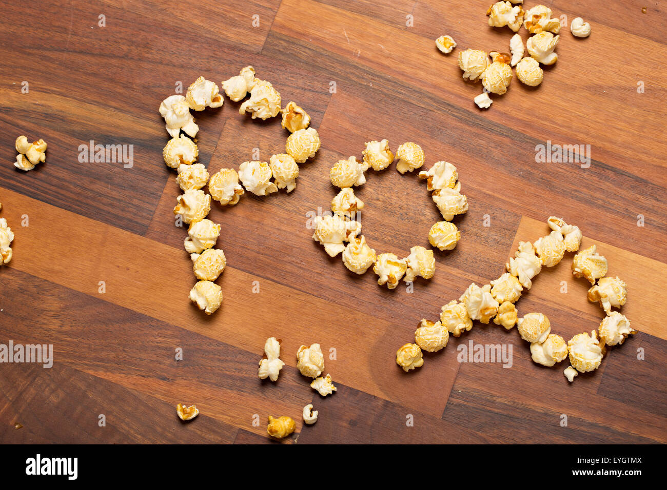 Golden POP - palomitas de maíz sobre una mesa de madera Foto de stock