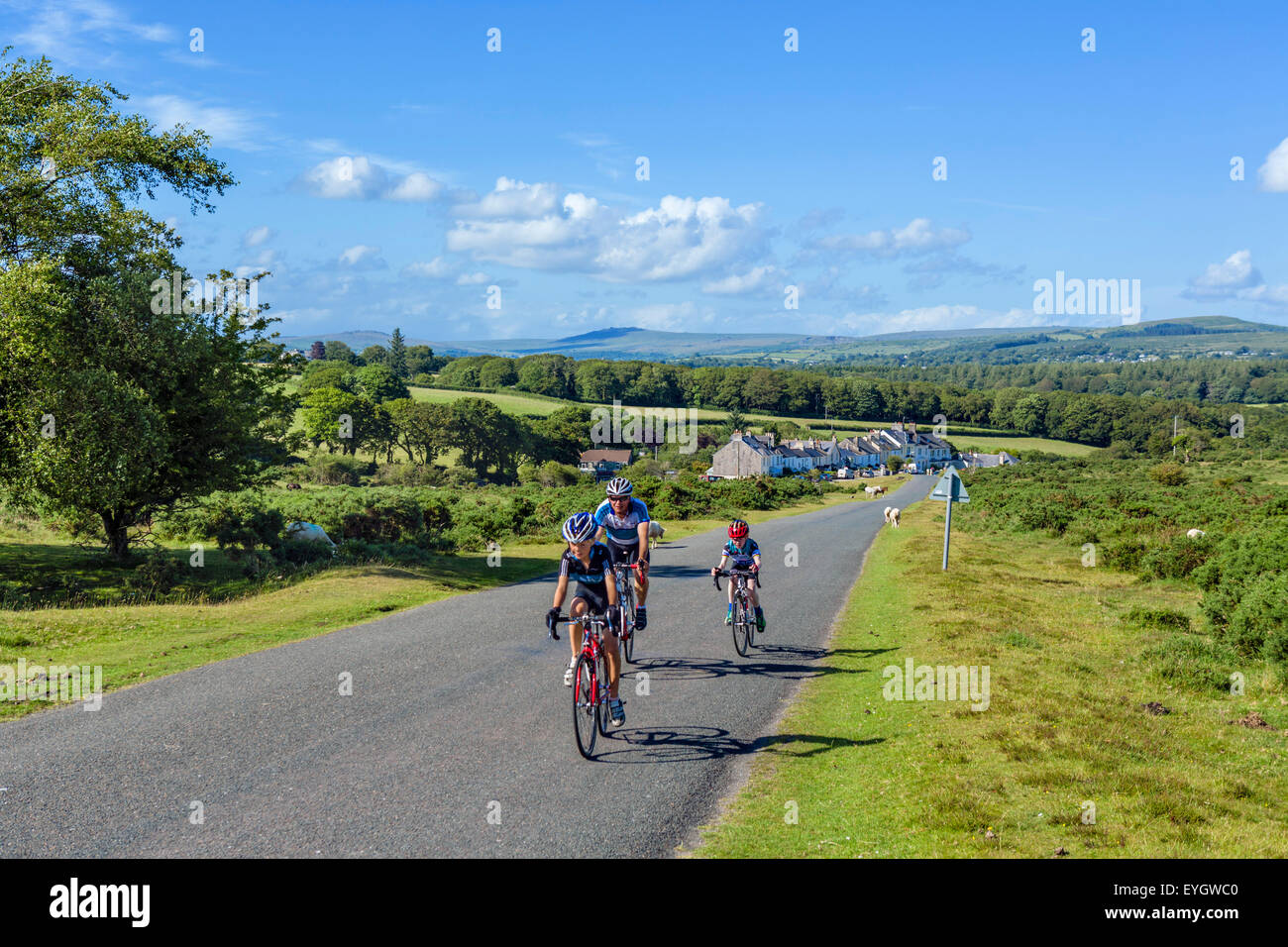Los ciclistas en la carretera cerca de Clearbrook, Parque Nacional de Dartmoor, Devon, Inglaterra, Reino Unido. Foto de stock