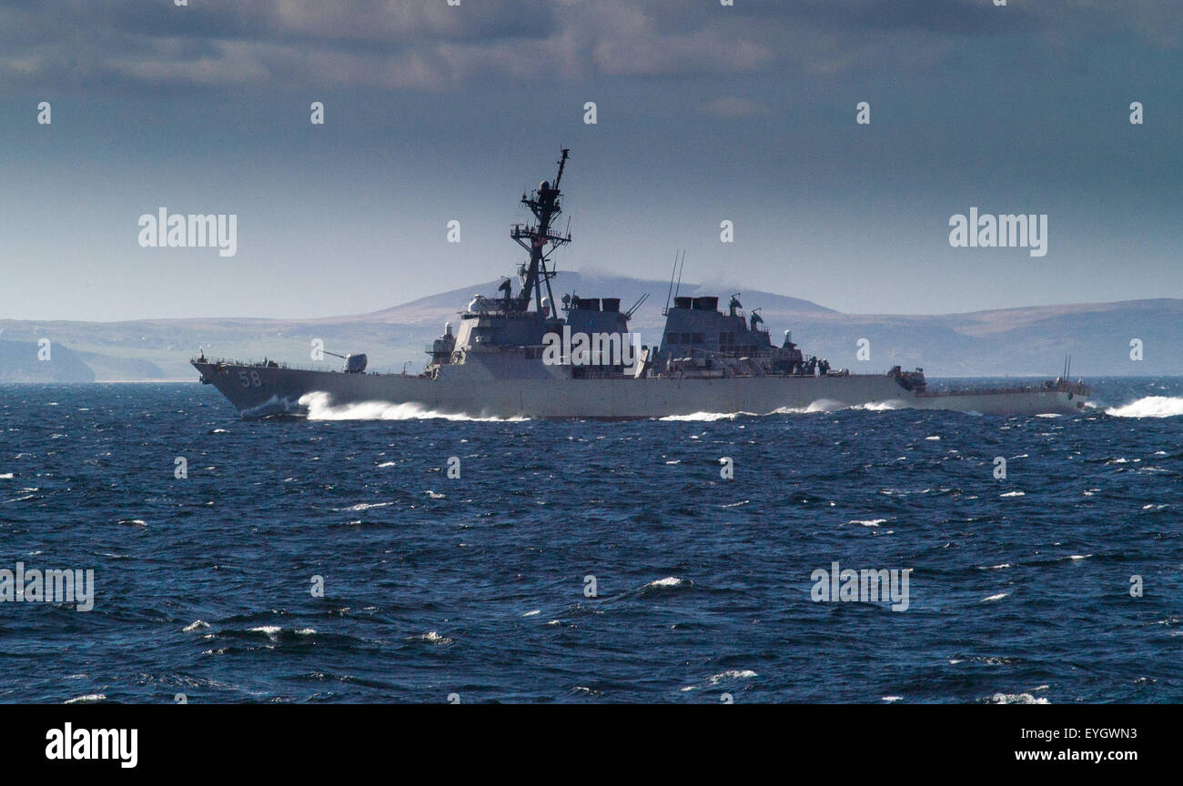USS Laboon una clase Arleigh Burke, destructor en las maniobras de la OTAN fuera de Escocia. Foto de stock