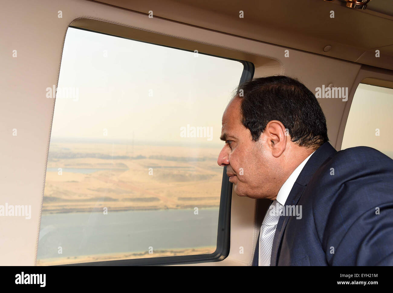 El Presidente egipcio Abdel Fatah Al-Sisi hace una inspección aérea del nuevo canal de Suez, a punto de terminarse después de 1 año de trabajo. Foto de stock