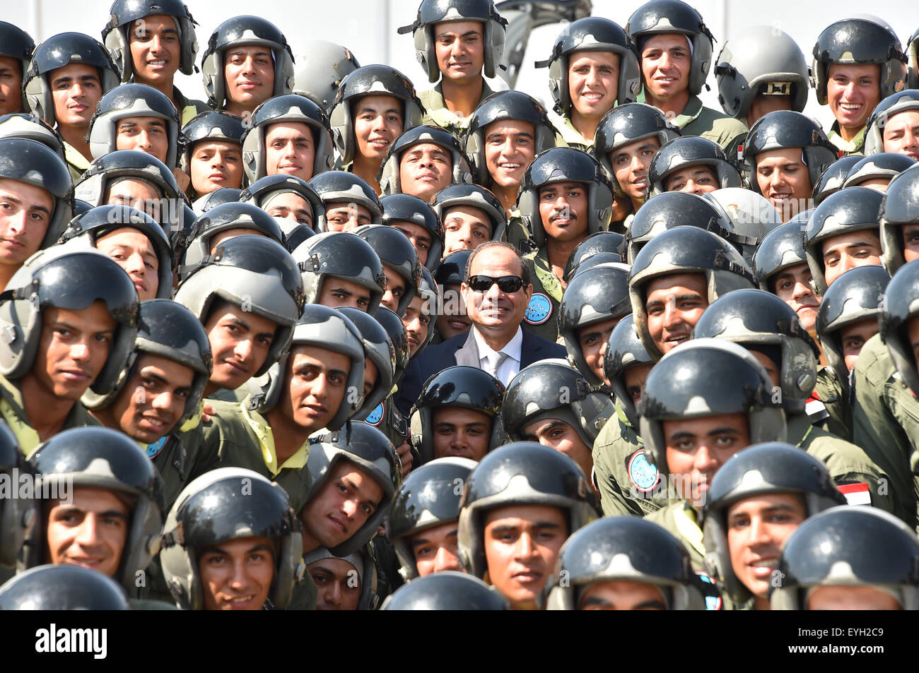 El Presidente egipcio Abdel Fatah Al-Sisi con un grupo de cadetes de la Fuerza Aérea al graduarse de la Academia de la Fuerza Aérea Foto de stock