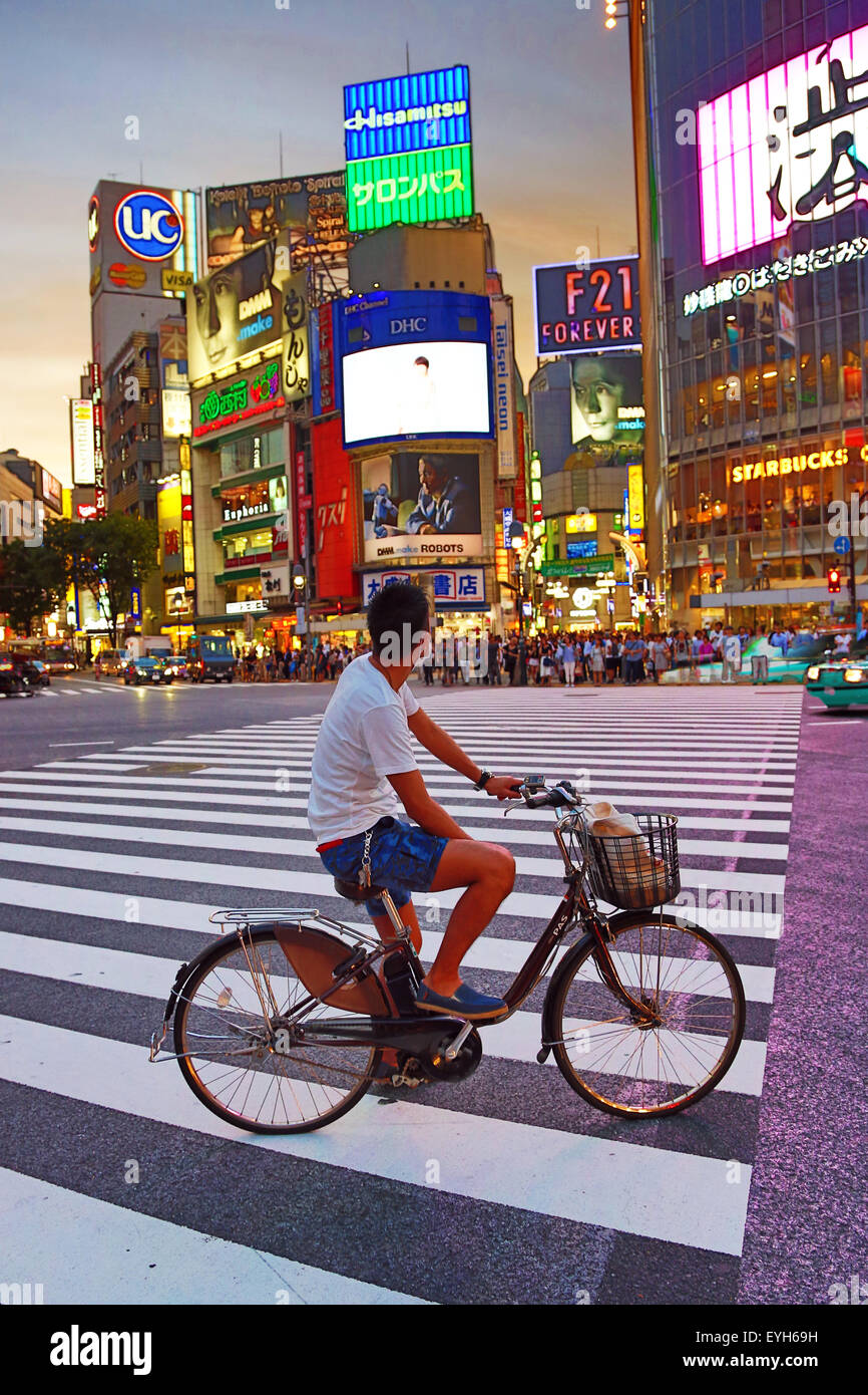 Atardecer en el cruce peatonal en la intersección de Shibuya, Tokio, Japón Foto de stock