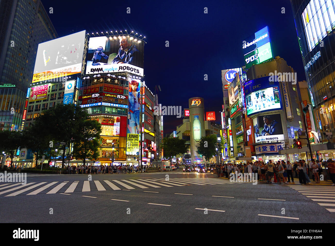 Atardecer en el cruce peatonal en la intersección de Shibuya, Tokio, Japón Foto de stock