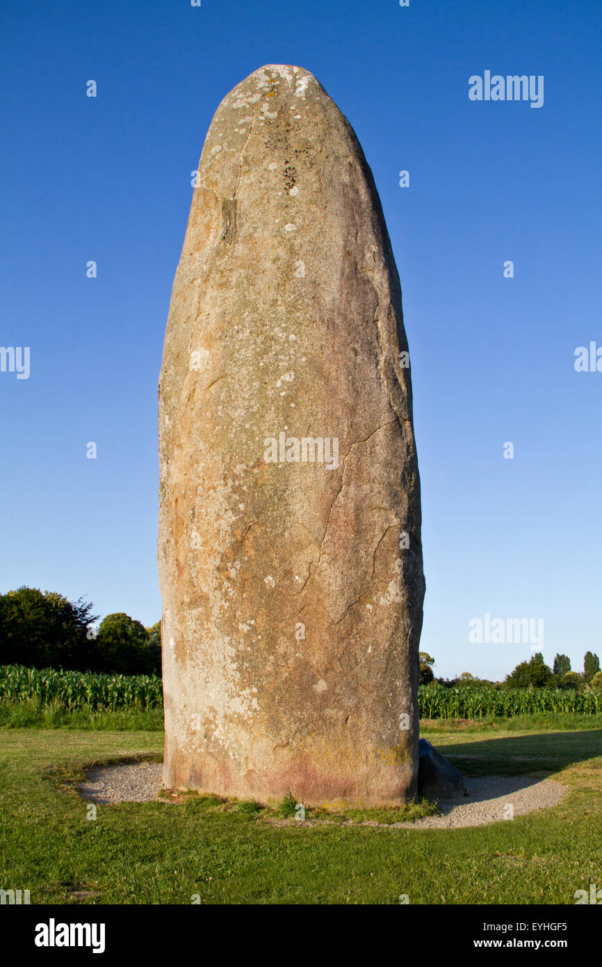 El menhir de Champ-Dolent (cerca de Dol de Bretagne), el mayor monolito en Bretaña Foto de stock