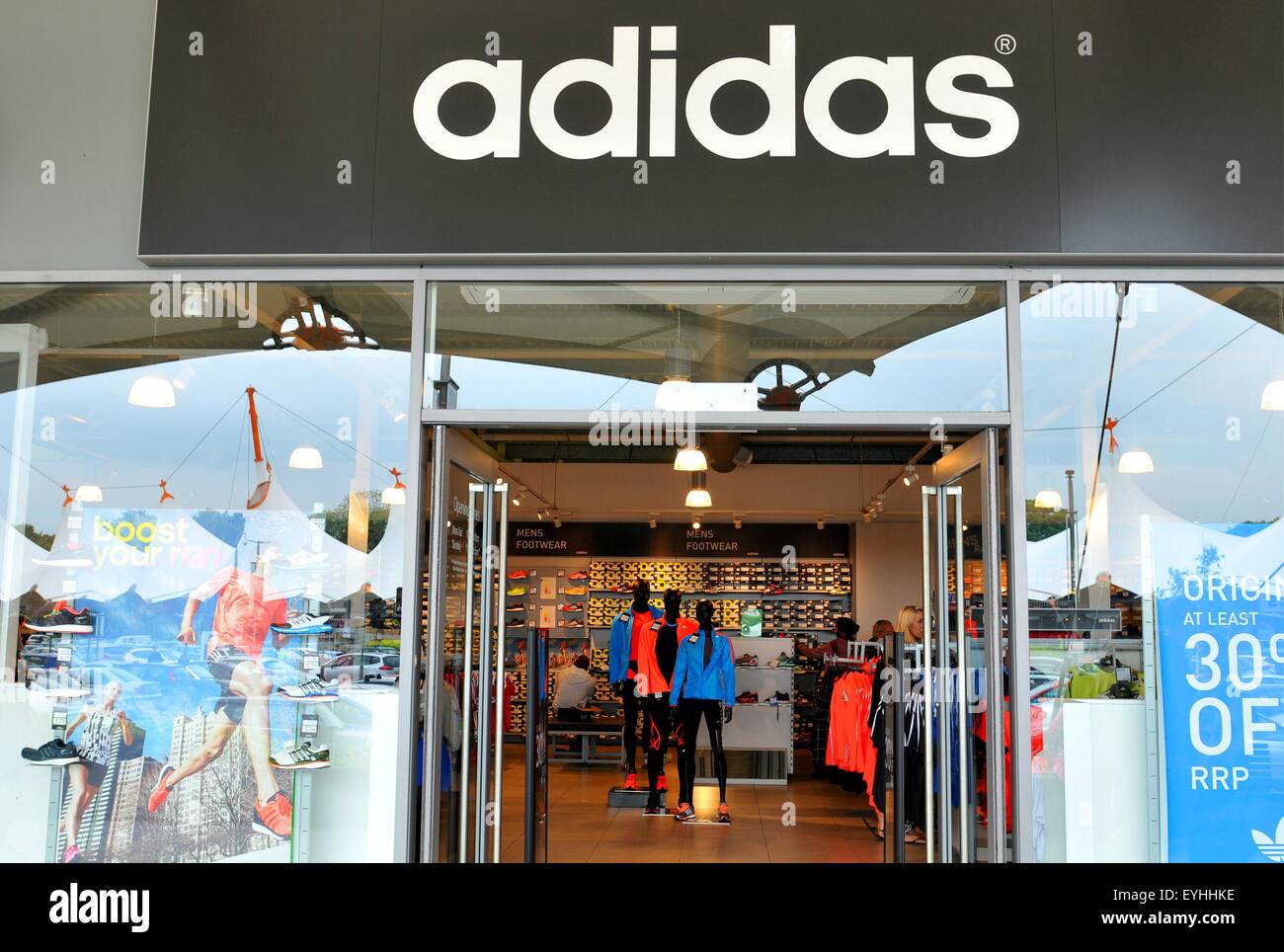 Adidas outlet store fotografías e imágenes de alta - 2 - Alamy