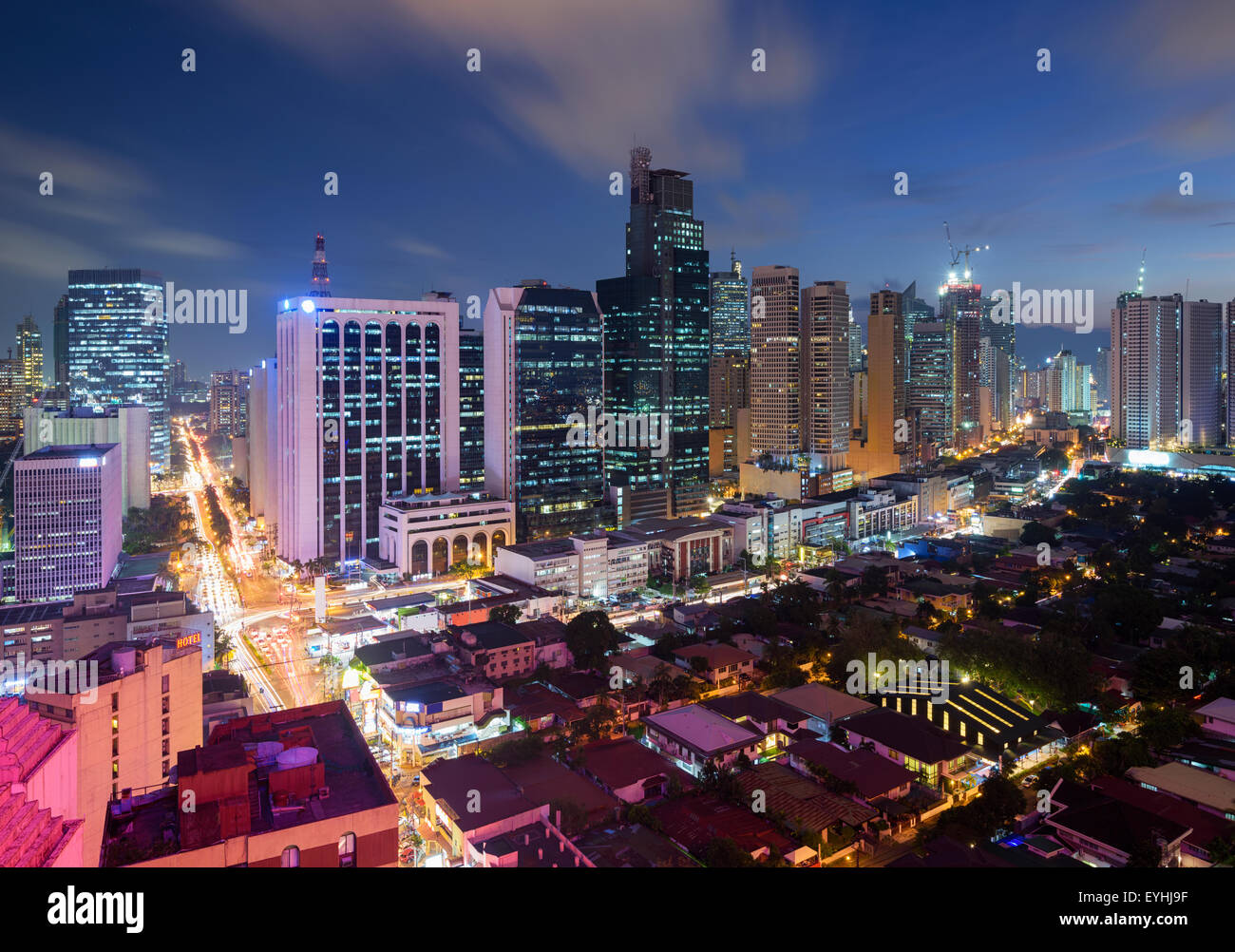 Eleveted, vista nocturna de Makati, el distrito de negocios de Metro Manila. Foto de stock