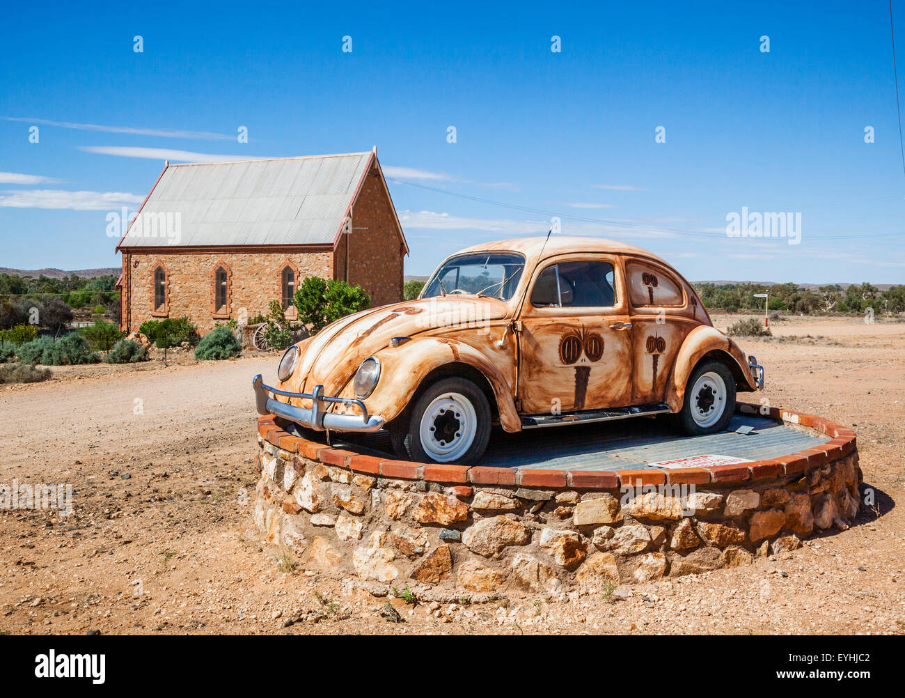 Australia, el lejano oeste de Nueva Gales del Sur, pintado VW bugs adornadas con retratos de la UEM en la aldea de Silberton cerca de Broken Hill Foto de stock