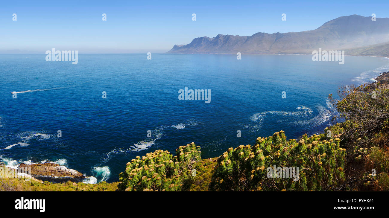 Vista de la zona de reserva natural de Kogelberg (visto hacia Cape Point sobre el océano de Clarence Drive) - La provincia de Western Cape - South Foto de stock