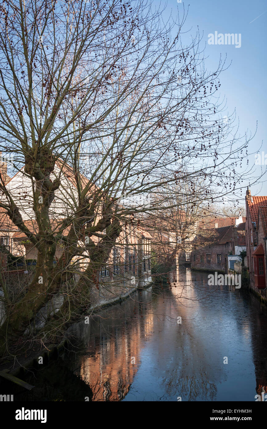 Canal de agua casco antiguo en Brujas, Bélgica Foto de stock