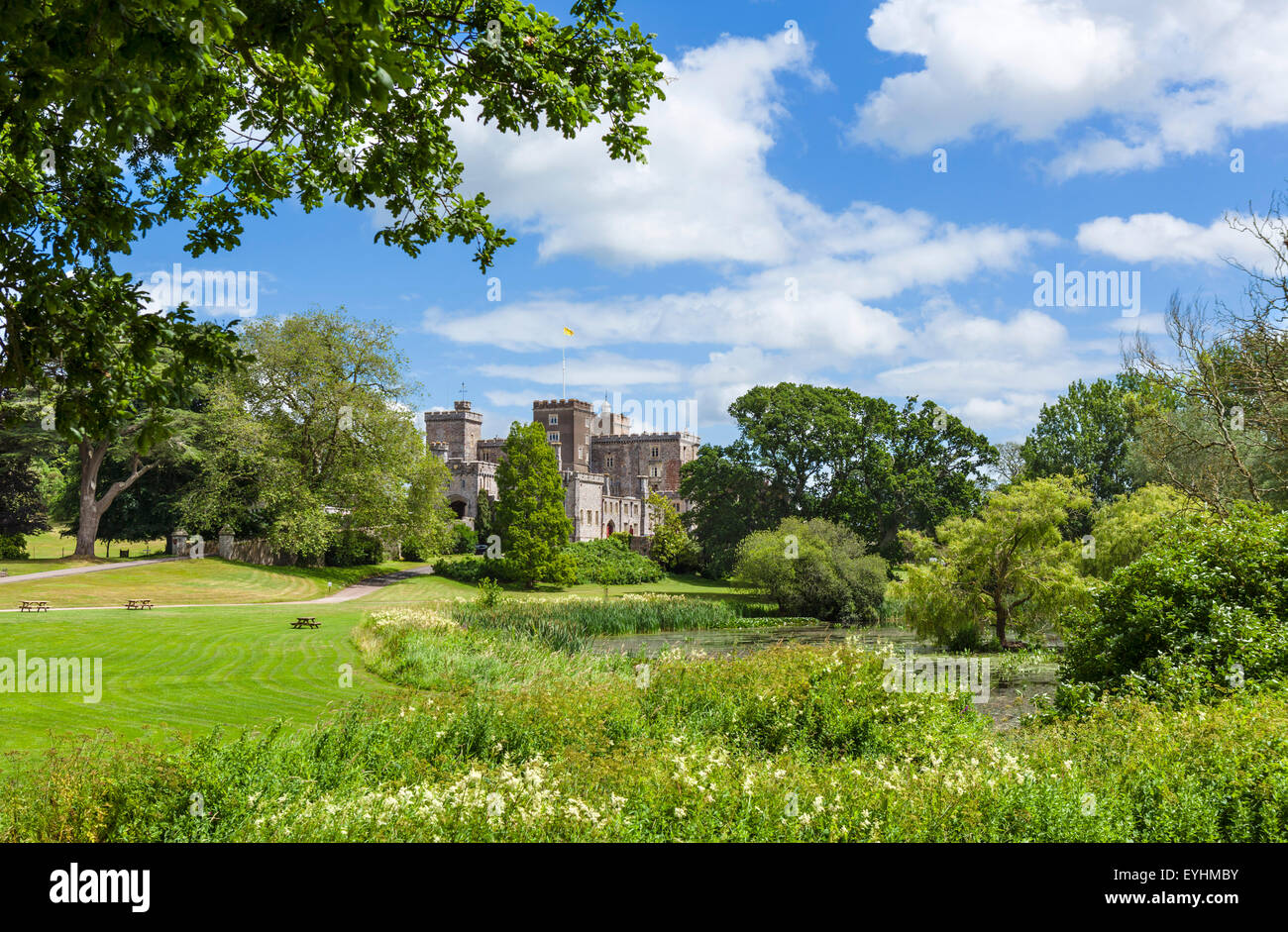 La casa y los jardines en el histórico castillo de Powderham, Kenton, cerca de Exeter, Devon, Inglaterra Foto de stock