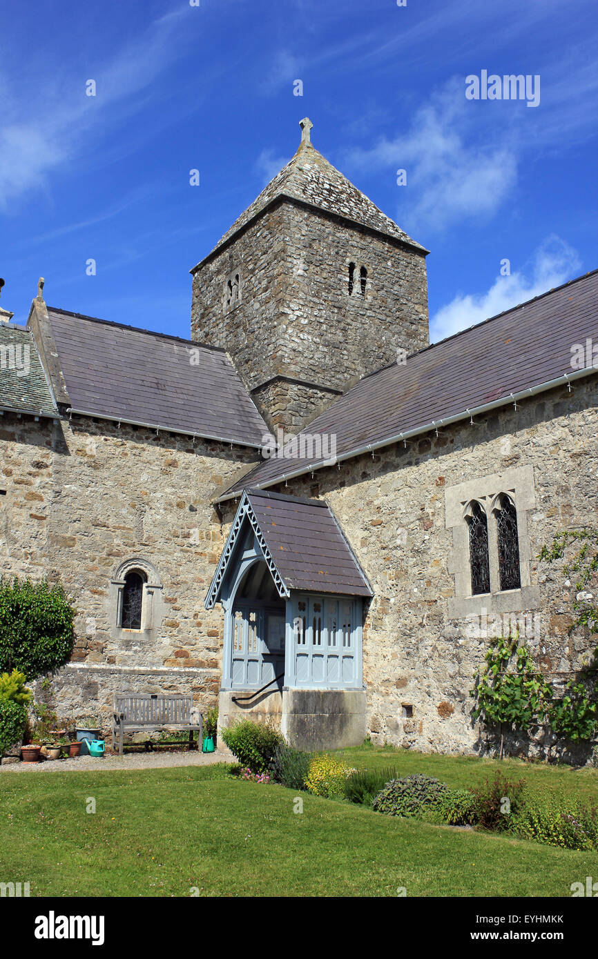La Iglesia del siglo 12 de San Seiriol, parte del histórico Priorato de Penmon, Anglesey, Gales Foto de stock