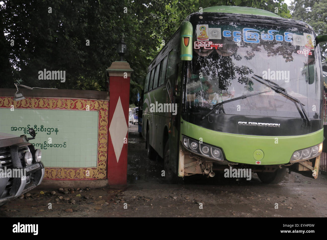 A Myitkyina. El 30 de julio de 2015. Un autobús transporta registradores chinos después fueron liberados de la cárcel Myitgyina, 30 de julio de 2015. El Gobierno de Myanmar el jueves concedió una amnistía a 6,966 prisioneros detenidos incluidos 155 registradores chinos. © Myitkyinabrang/Xinhua/Alamy Live News Foto de stock