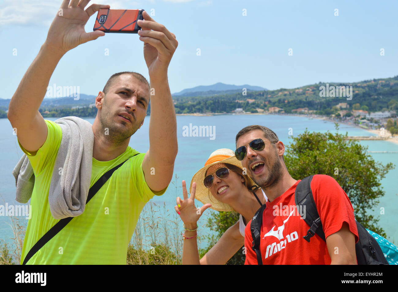 Crazy grupo de jóvenes amigos con moderna móvil teléfono inteligente haciendo un selfie.la gente feliz con tomar la fotografía con el smartphone en Foto de stock