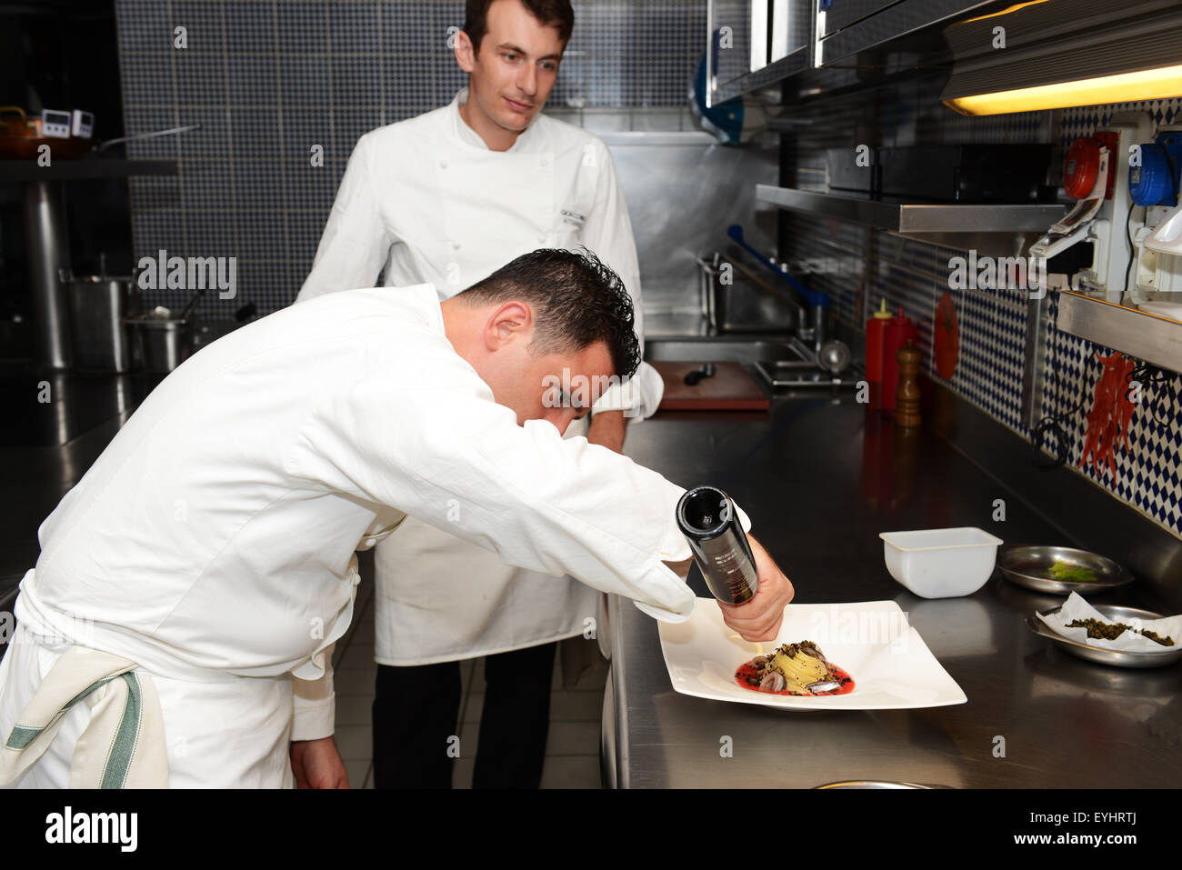 El chef Domenico Lavarone preparar uno de sus platos de firma en la Maxi restaurante en el hotel Capo La Gala en Sorrento. Foto de stock