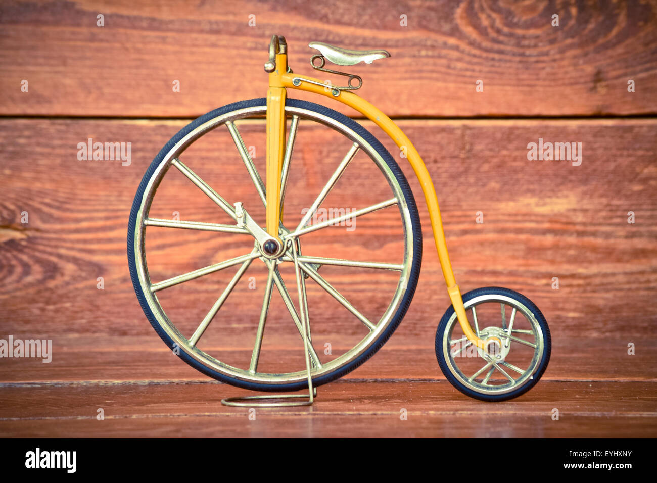 Bicicleta antigua rueda grande y pequeña sale