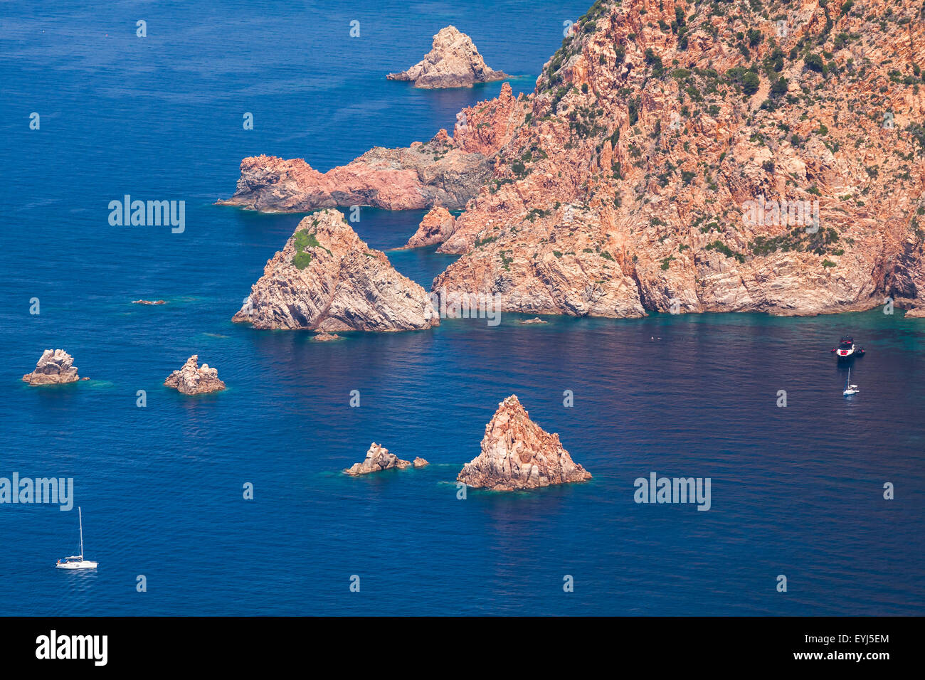El paisaje costero de la isla de Córcega con rocas. Golfo de Porto, vistas de Capo Rosso Piana región Foto de stock