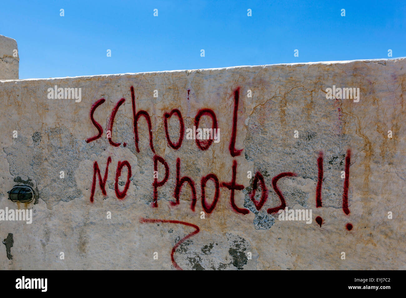 Escuela de Santorini Grecia sin fotos. Oia Advertencia para los turistas Foto de stock