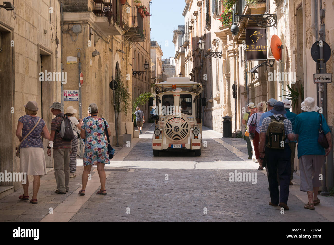 Un tren turístico en Lecce, Puglia, Italia Foto de stock