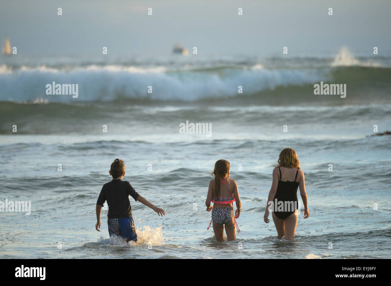 Niños en olas en Ocean Beach, CA Foto de stock