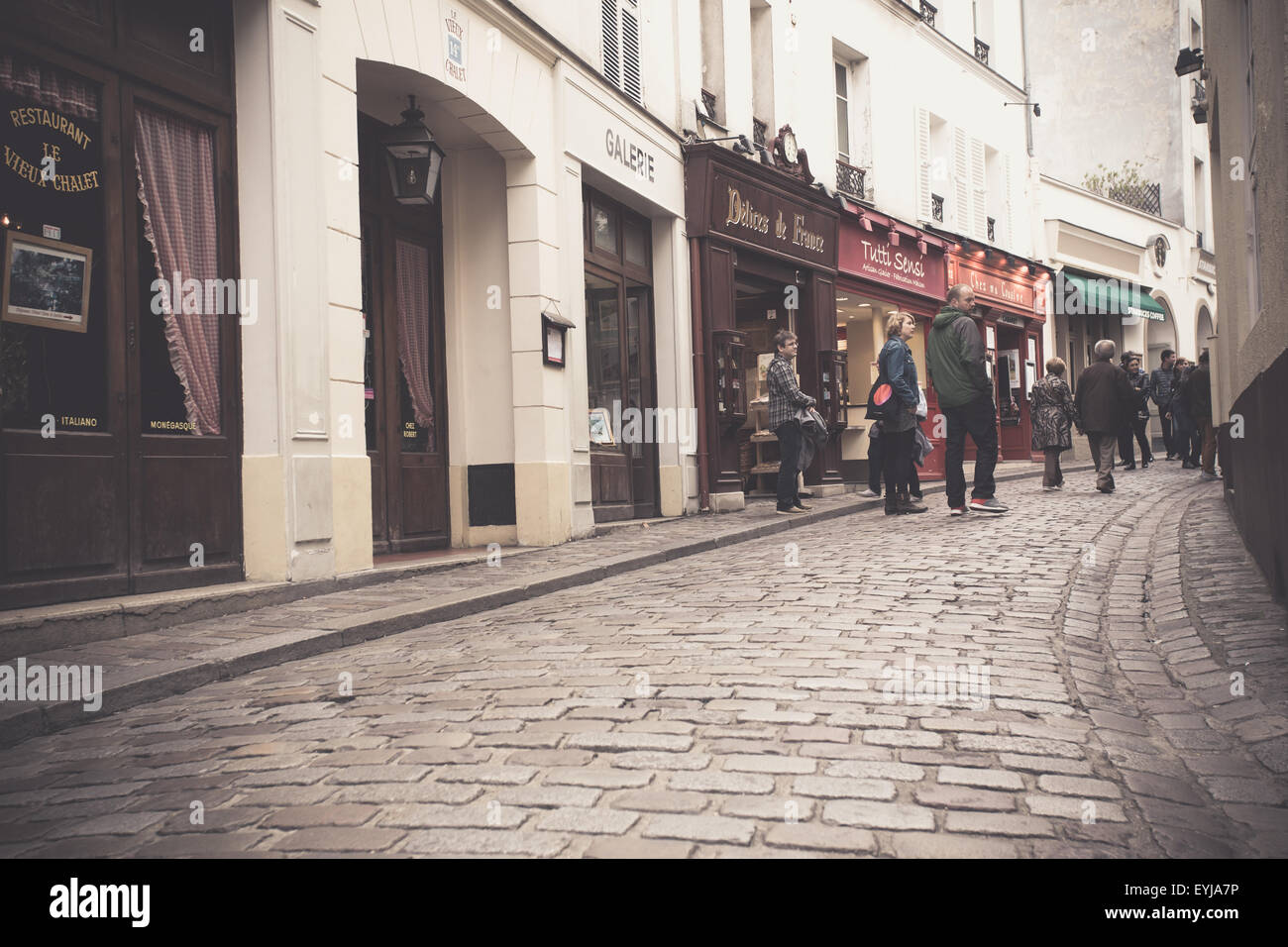 Filtro de efecto vintage street view de Montmartre en París Francia Foto de stock