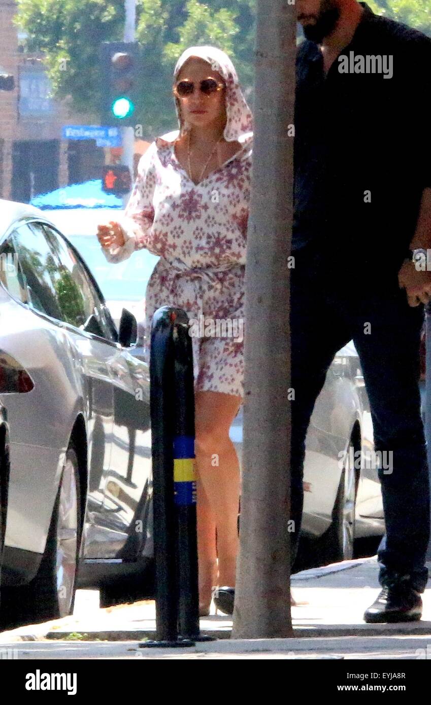 Lady Gaga viste un traje discreto mientras en Westwood con un compañero que incluye: Lady Gaga donde: Los Angeles, California, Estados Unidos Cuándo: 29 de mayo de 2015 C Foto de stock