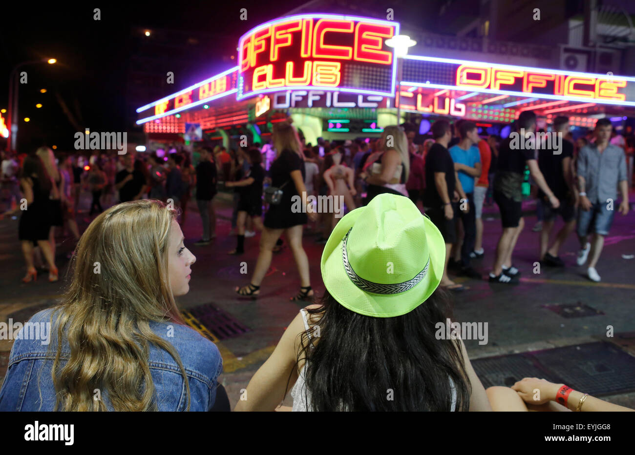 Los jóvenes turistas británicos disfrutar en Punta Ballena, en Magaluf, en la isla española de Mallorca Foto de stock