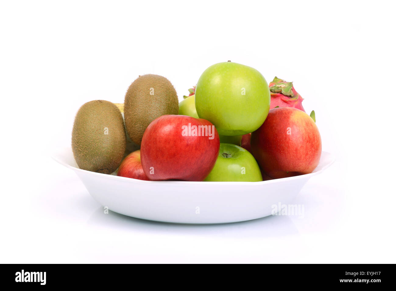 Muchos tipos de frutas en el recipiente blanco sobre fondo blanco. Foto de stock