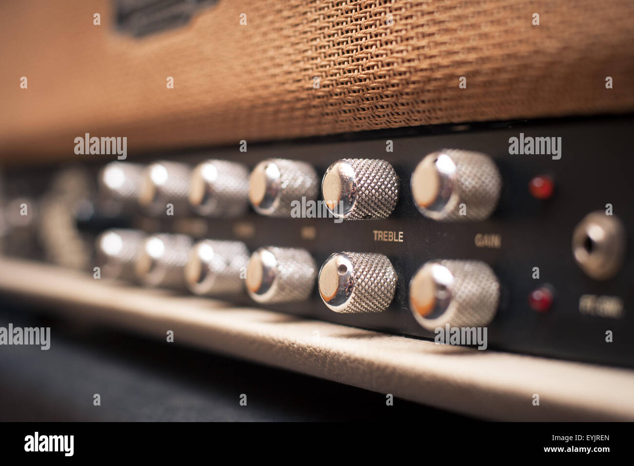 Amplificador de guitarra perillas en estudio con detalle el enfoque selectivo de los mandos Foto de stock