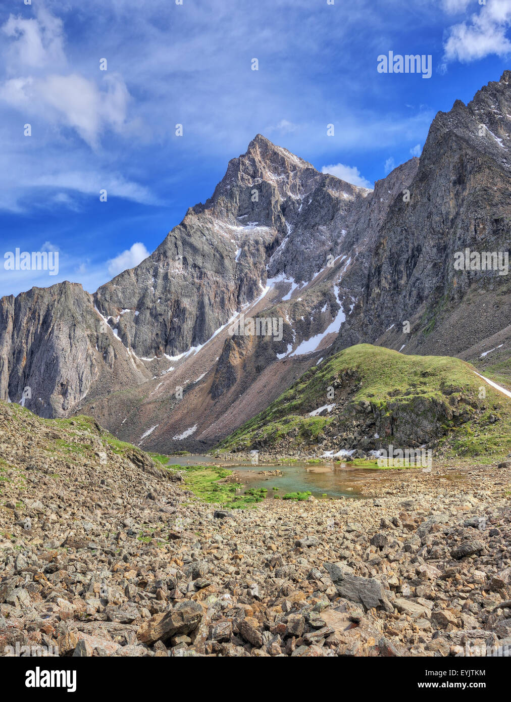 Strelnikov pico (3284 m), el pico más alto de los Alpes siberianos. Las montañas Sayan. La República de Buriatia Foto de stock