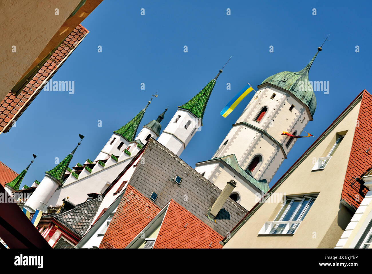 Alemania, en el Estado federado de Baden-Württemberg: vista de las torres del Nuevo Ayuntamiento y la iglesia de San Martín en Biberach an der Riss Foto de stock