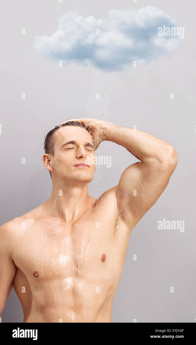 Hombre duchandose fotografías e imágenes de alta resolución - Alamy