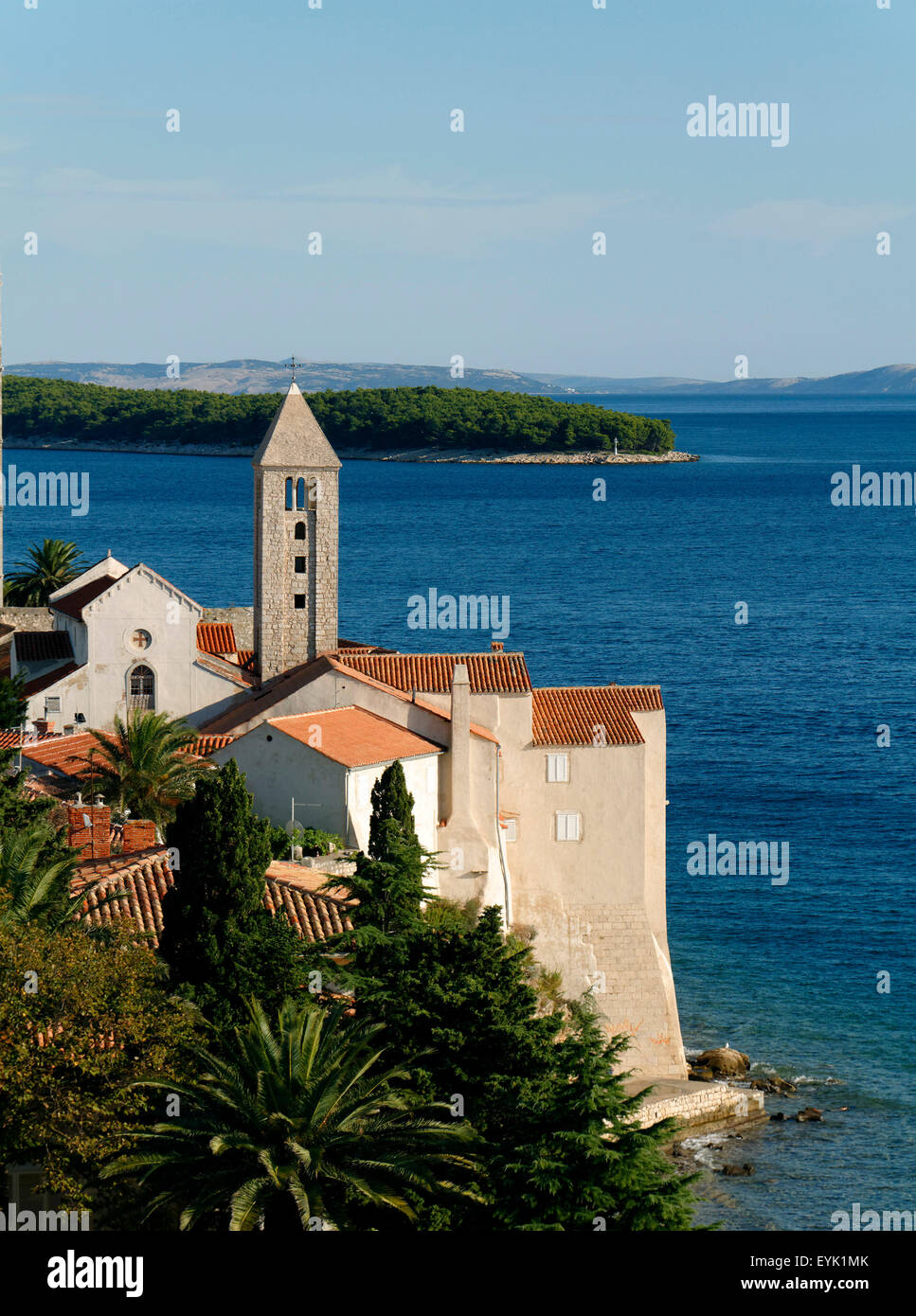Azotea, vistas a la ciudad de Rab, Croacia, Golfo de Kvarner Foto de stock