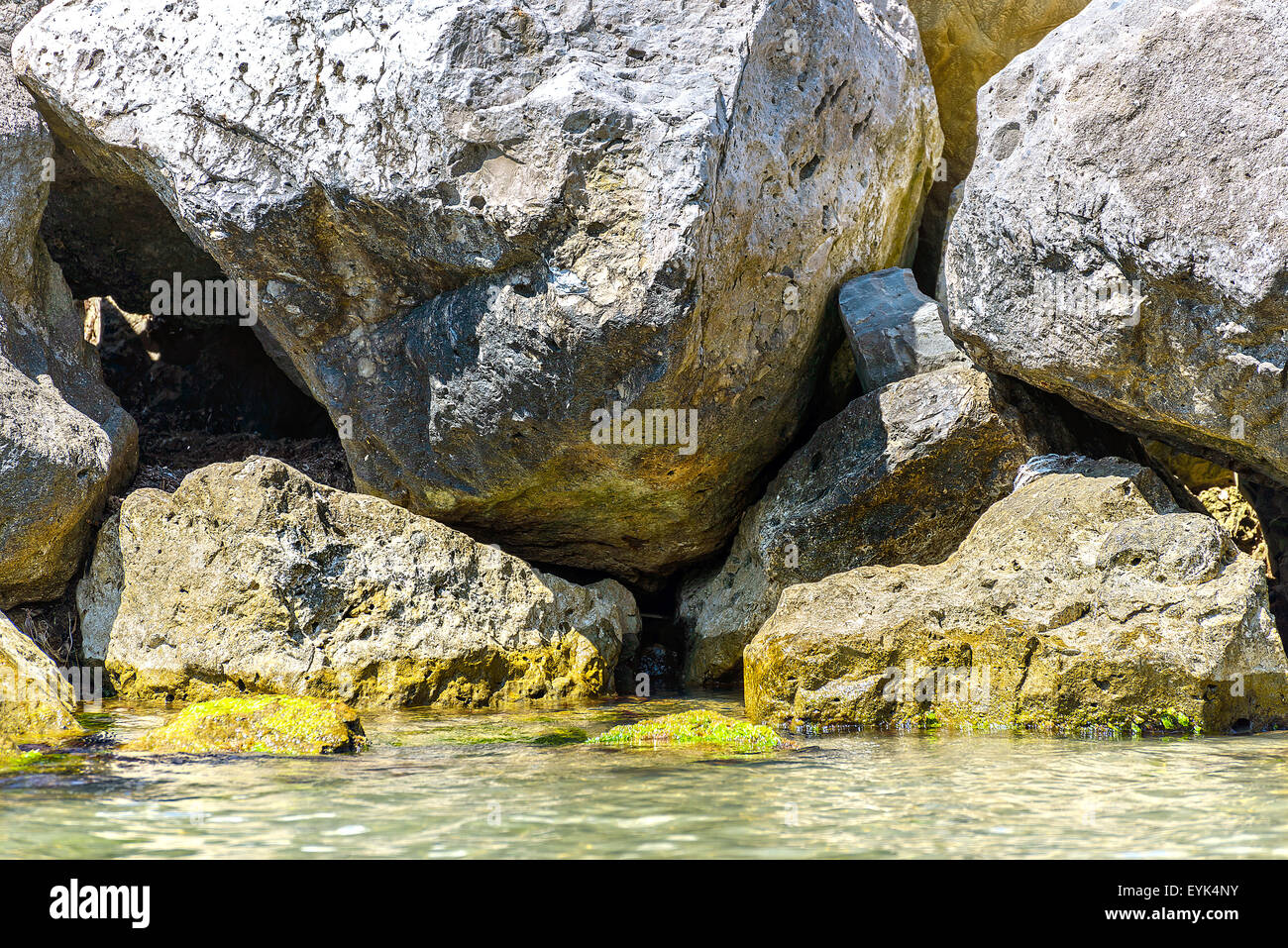 Cubiertas con piedras de algas que sobresalen del mar Foto de stock