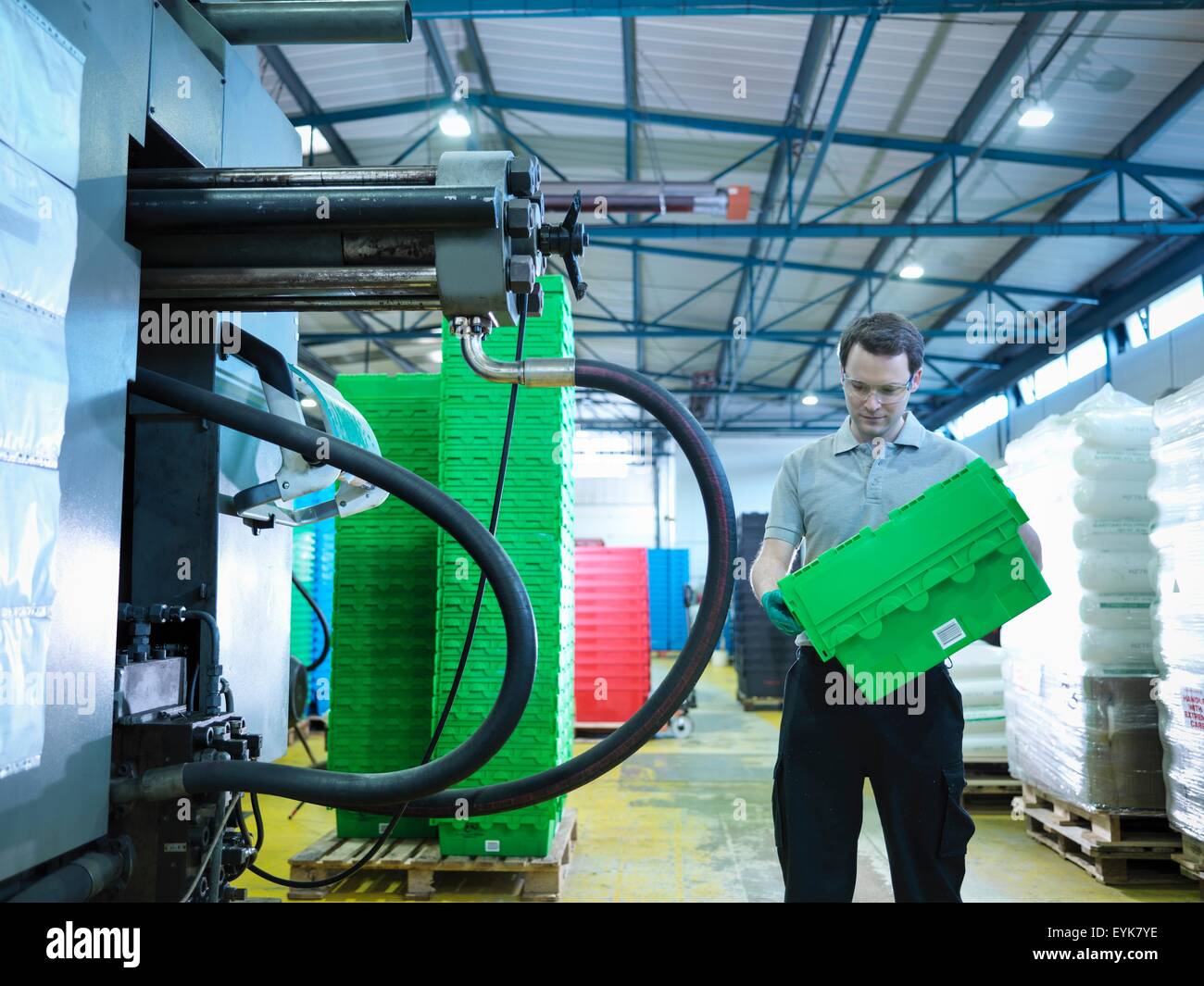 Inspección de cajas plástico del trabajador en fábrica de plásticos Fotografía de stock - Alamy