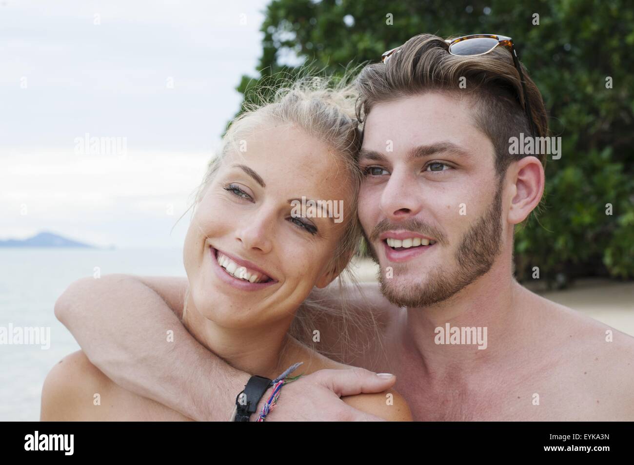 Retrato de la joven pareja en la playa, Kradan, Tailandia Foto de stock