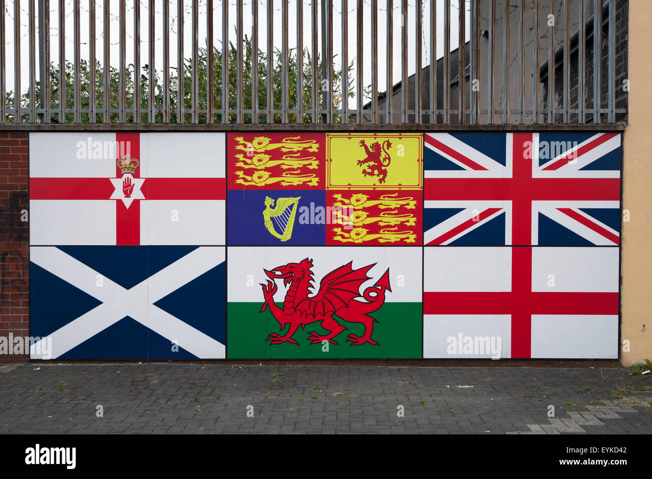 Banderas de las Islas Británicas, sindicalista mural en Belfast Foto de stock