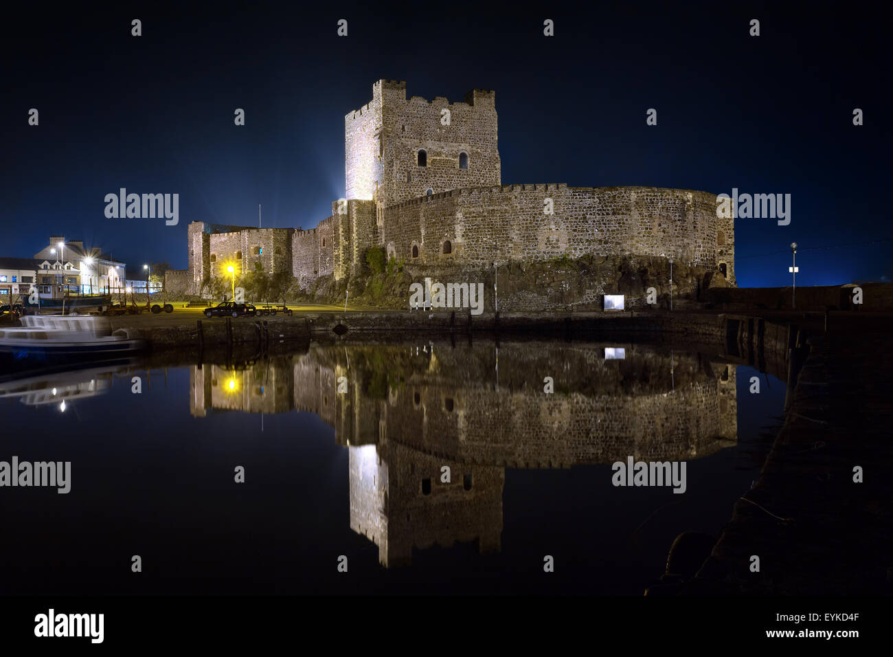 El Castillo de Carrickfergus por la noche . Zona de Belfast, Irlanda del Norte Foto de stock