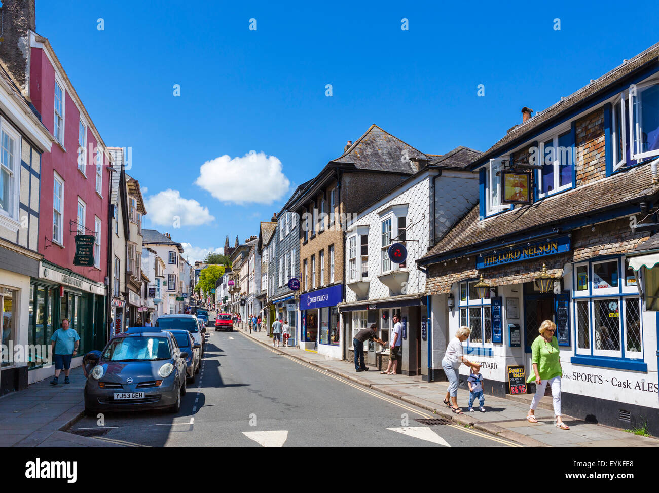 Tiendas y pubs en Fore Street en el centro de la ciudad, Totnes, Devon, Inglaterra, Reino Unido. Foto de stock