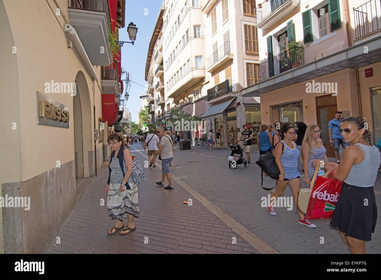 Tourists shopping palma de mallorca town fotografías e imágenes de alta  resolución - Alamy