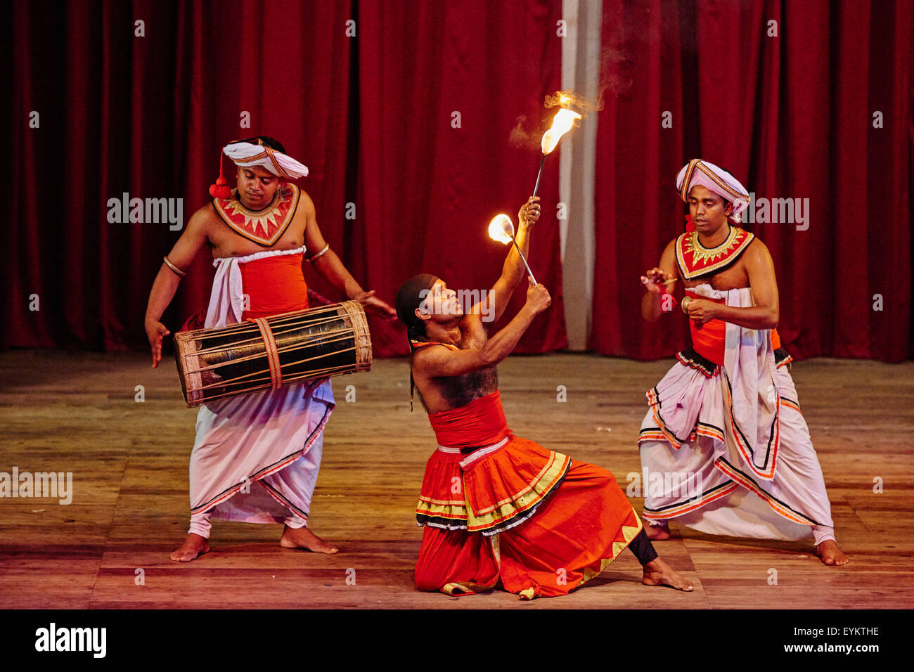 Sri Lanka, Ceilán, al norte de la provincia central de Kandy, ciudad Patrimonio de la Humanidad de la UNESCO, espectáculo de danza de Kandy Foto de stock